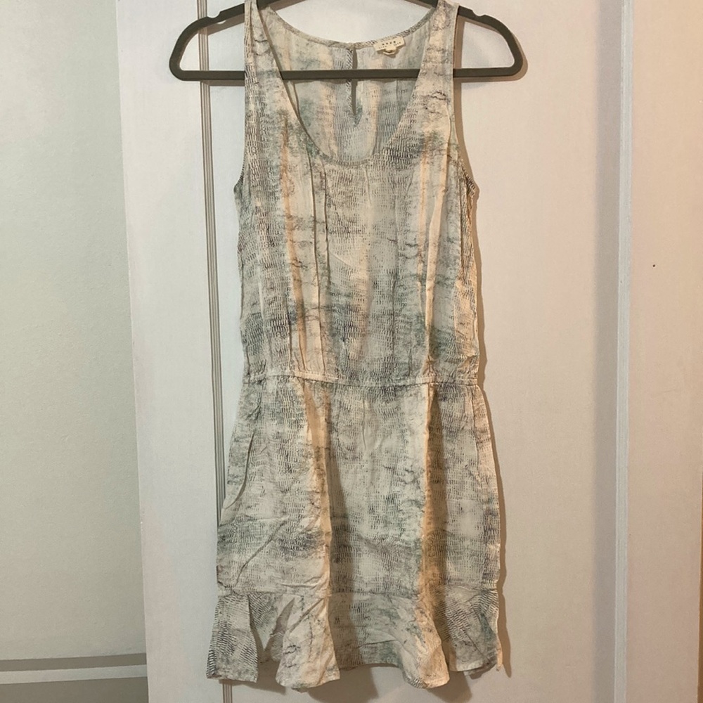 Soft drop-waist casual dress in white with abstract print